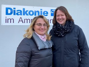 Für einen Radio-Beitrag im Rahmen der NDR-Spendenaktion Hand in Hand für Norddeutschland berichtet Oksana Patsamai zusammen mit Hannah Testa, Ehrenamtskoordinatorin im Ammerland, über ihre Tätigkeit als Ehrenamtliche in der Ukraine-Hilfe.