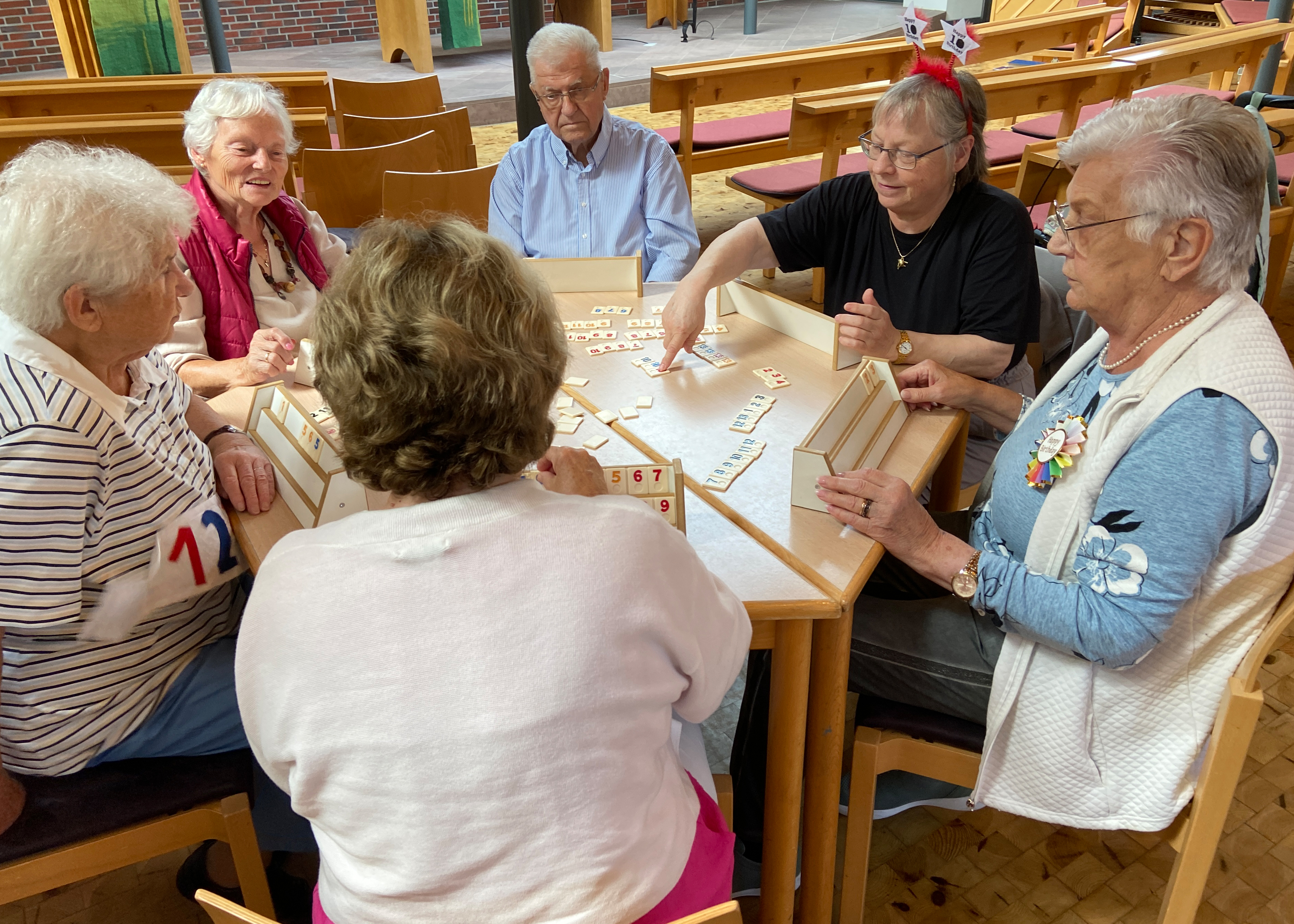 Beim Spielevormittag gehört Rummicup immer dazu. Foto: Kerstin Kempermann